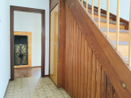 Zweifamilienhaus in schöner Lage mit Garten und Garage. - Eingang Treppenhaus