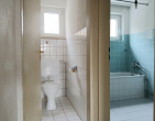 Zweifamilienhaus in schöner Lage mit Garten und Garage. - WC Bad